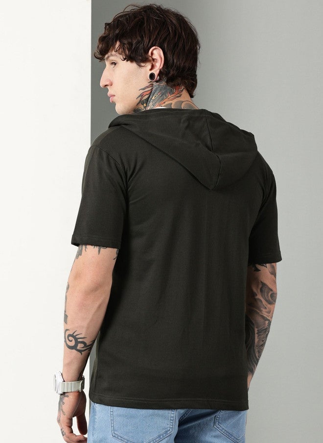 Own The Looks تي شيرت بقلنسوة قطن خالص للرجال بتصميم عصري - Image 4